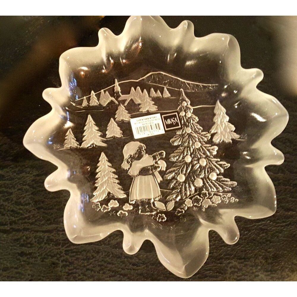 Mikasa Bon Bon Festive Plate Dish Christmas Story SA 600 902 Holiday Xmas New